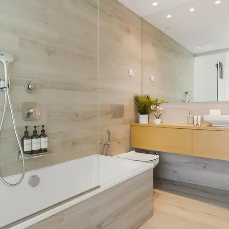 Vivi Homes - Dior Pool, Jacuzzi, Terrace & Sea View Apartment *
