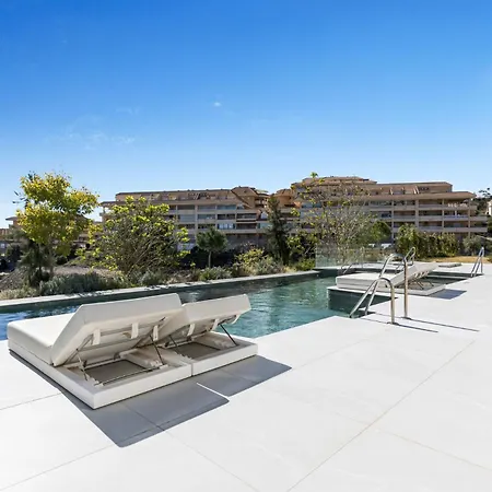 Vivi Homes - Dior Pool, Jacuzzi, Terrace & Sea View Apartment