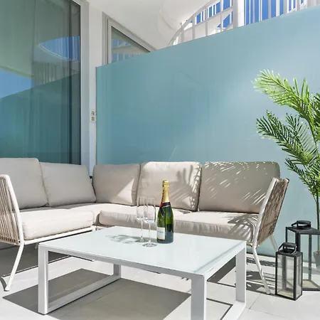 Vivi Homes - Dior Pool, Jacuzzi, Terrace & Sea View Apartment
