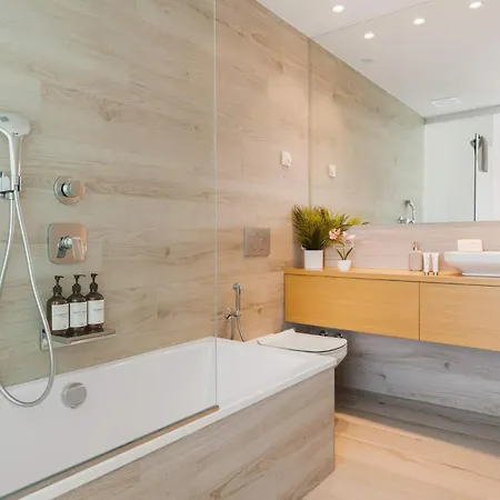 Vivi Homes - Dior Pool, Jacuzzi, Terrace & Sea View