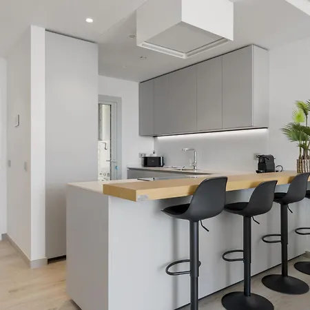 Vivi Homes - Dior Pool, Terrace & Sea View Appartement