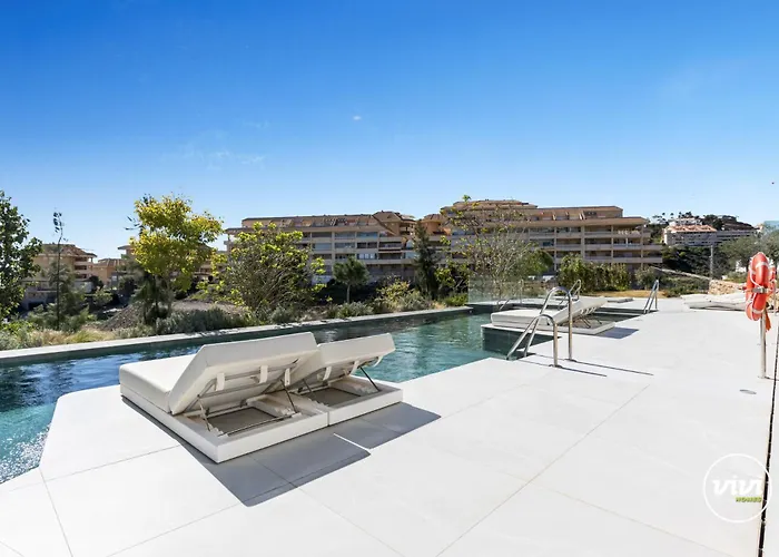 Vivi Homes - Dior Pool, Terrace & Sea View Apartment