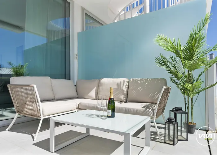 Vivi Homes - Dior Pool, Terrace & Sea View Apartment