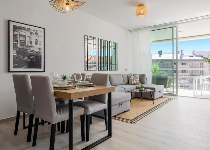 Vivi Homes - Dior Pool, Terrace & Sea View Апартаменты